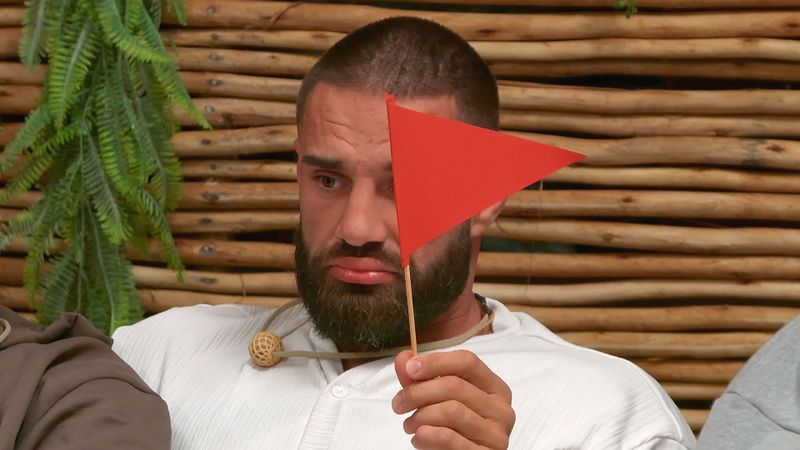 Der "maskuline Mann" Aleks sieht Rot.