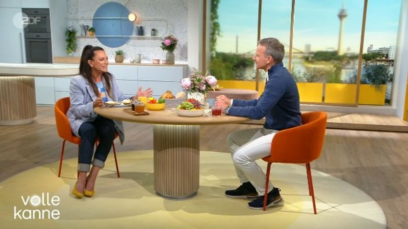 Schauspielerin Christine Neubauer hat bei "Volle Kanne" im ZDF über ihre Hochzeit, Mallorca und "Let's Dance" gesprochen.