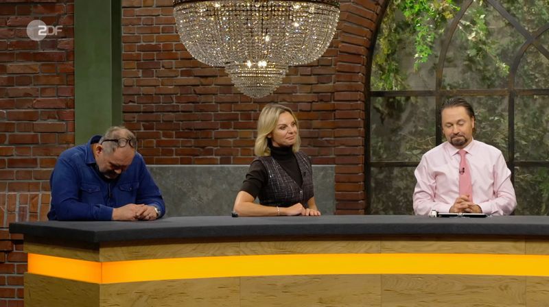 Ein knallroter Champagnerkühler aus Plastik sorgte bei "Bares für Rares" für einen hitzigen Bieter-Krimi: Walter Lehnertz und Julian Schmitz-Avila lieferten sich ein erbittertes Duell um das "Mordsding" von Piper-Heidsieck. Am Ende zahlte "Waldi" ein Vielfaches von Wunsch- und Schätzpreis - obwohl der Kübel sogar deutliche Gebrauchsspuren hatte.