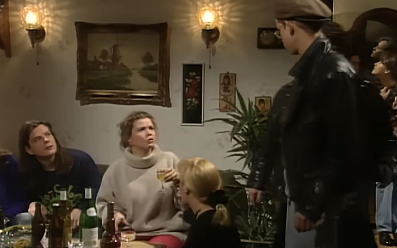 Na, haben Sie sie erkannt? Annette Friers (dritte von rechts) Schauspieldebüt in "Familie Heinz Becker" war so klein, dass es davon nicht einmal ein Standfoto gibt.