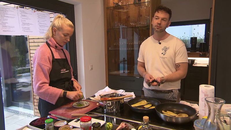 Mitbewohnerin Mona hilft Mathias bei den Vorbereitungen.
