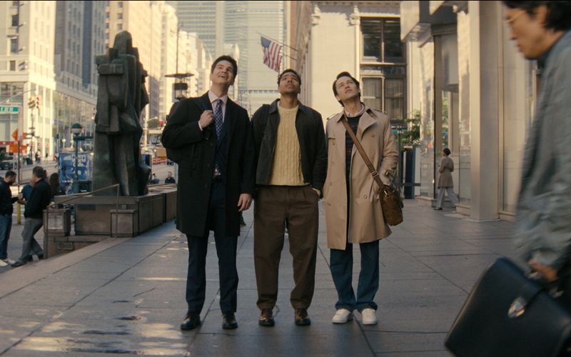 Tatort Manhattan: Der tapsige Davis (Will Angus, links), Medizinstudent und Möchtegern-Schauspieler Kel (Nicholas Duvernay, zweiter von links) sowie Reichensöhnchen Josh (Jack Martin), der Journalist werden will, leben Tür an Tür mit einer weiblichen Zweier-WG.
