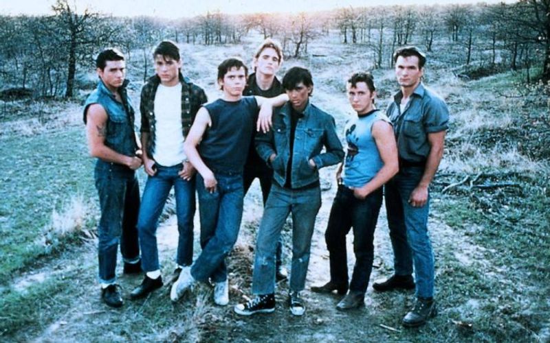 In "Die Outsider: Rebellen ohne Grund" hatten zahlreiche (Super-)Stars eine ihrer ersten großen Rollen: (von links) Tom Cruise, Rob Lowe, C. Thomas Howell, Matt Dillon, Ralph Macchio, Emilio Estevez und Patrick Swayze.