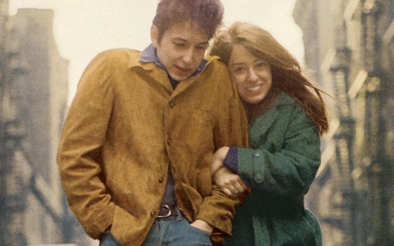 Das vielleicht berühmteste Zeugnis einer seiner Beziehungen: Auf dem Cover von "The Freewheelin' Bob Dylan" ist die Folk-Ikone Arm in Arm mit seiner damaligen Partnerin Suze Rotolo.