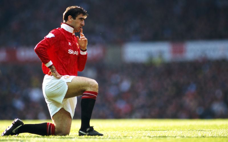 Zum Niederknien? Eric Cantona wurde zweimal französischer Meister (mit Olympique Marseille), fünfmal englischer Meister (mit Leeds United und Manchester United), er gewann zahlreiche Pokale und spielte 45-mal für die französische Nationalmannschaft. Und dennoch: In Erinnerung bleibt Cantona, der am 24. Mai 60 wird, vor allem für einen legendären Ausraster, er zählt für uns deshalb zu größten Bad Boys der Fußballgeschichte ...