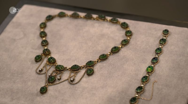 Konkret handelte es sich um eine schillernde Kette samt passendem Armband, einst ein Geschenk der Großmutter. Was daran für Irritation sorgte? Die glänzenden Elemente waren keine Edelsteine - auch wenn sie auf den ersten Blick genau danach aussahen.