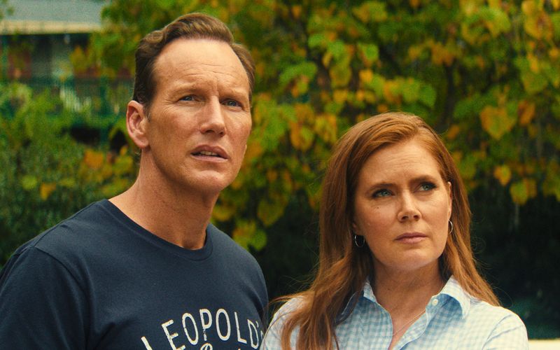 Das erfolgreiche Anwaltspaar Anna (Amy Adams) und Tom Bowden (Patrick Wilson) wird von der Vergangenheit eingeholt. Anna verteidigte einen mutmaßlich brutalen Mörder, Tom war der Staatsanwalt des Prozesses. Nun ist der Mann wieder frei und tut bedrohliche Dinge. Die Apple-Serie "Kap der Angst" ist bereits die dritte Filmadaption des Stoffes.