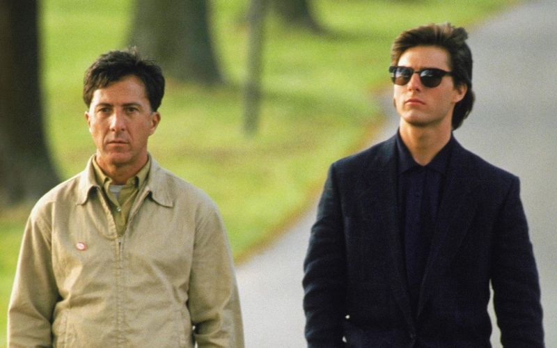 Um an das Erbe der Eltern zu kommen, entführt Charlie (Tom Cruise, rechts) seinen autistischen Bruder Raymond (Dustin Hoffman) aus dem Heim.