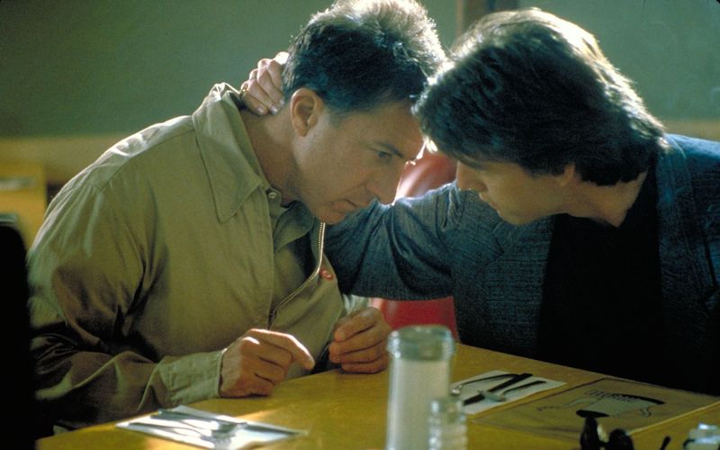 Tiefe brüderliche Liebe entwickelt sich zwischen den ungleichen Brüdern Charlie (Tom Cruise, rechts) und Raymond (Dustin Hoffman).