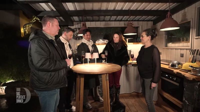Die vollausgestattete Outdoor-Küche von Angela (rechts) hinterlässt bei (von links) Schorsch, Mathias, Ragil und Lui Eindruck.
