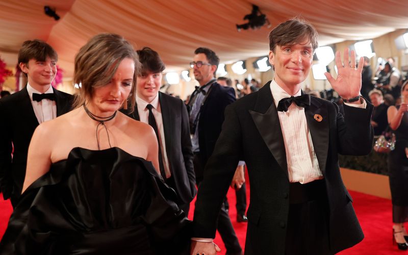 Sie bewegt sich scheu und zaghaft auf den Bühnen ihres Mannes: Yvonne McGuinness und Cillian Murphy am Rande der Oscar-Verleihung 2024 in Los Angeles; hinter ihnen ihre Söhne Aran (links) und Malachy.