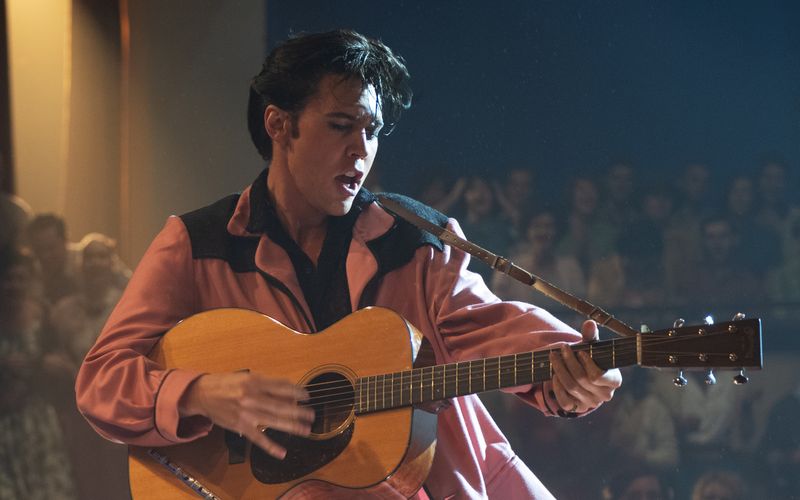 Auch wenn der Film nach acht Oscar-Nominierungen dann doch leer ausging: "Elvis" (Montag, 25. Mai, 22.00 Uhr, ZDF), Baz Luhrmanns Filmbiografie über den King of Rock'n'Roll, ist ein einmaliger Parforceritt durch das Leben eines der größten Musiker aller Zeiten. Für uns zählt der Film zu den besten Biopics aller Zeiten ...