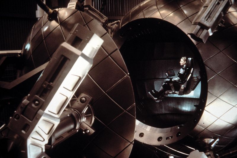 Ellie Arroway (Jodie Foster) macht sich mit einem Raumschiff auf den Weg zum Planeten Vega.