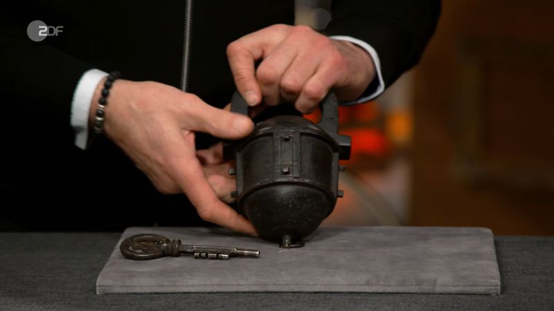 "Das sieht aber sehr geheimnisvoll aus", schaute sich Lichter das massive Objekt aus Eisen genauer an. "Das ist irre! Irre!" Vor allem deutete sich an: Das Teil musste ewig alt sein!

