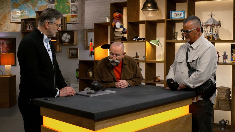 "Was ist das denn Spannendes?", fragte Horst Lichter. "Das ist ein Schloss", verriet der "Bares für Rares"-Experte Detlev Kümmel. Und zwar eins, das die Händler unbedingt haben wollten ...
