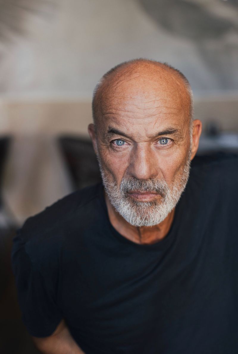 Schauspielstar Heiner Lauterbach nimmt sein Publikum mit auf eine literarisch-musikalische Reise durch die Vereinigten Staaten. Die Idee entstand zusammen mit seinem Freund Michael Gebhart bei einem Italien-Urlaub. Gebhart ist Bassist in der Band Cologne Blues Club.