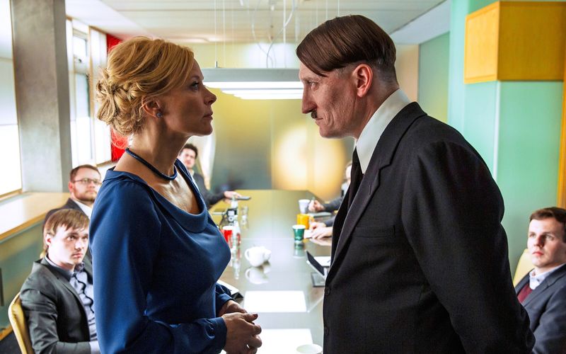 Fraglos mutig: "Er ist wieder da" wurde von David Wnendt in einen halbdokumentarischen Spielfilm verwandelt (Szene mit Katja Riemann und Oliver Masucci).