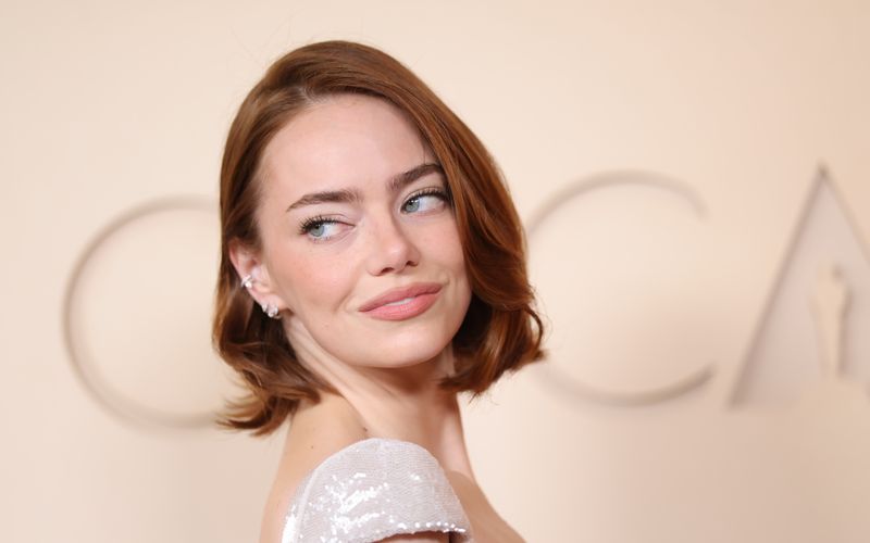 Emma Stone, hier bei den Oscars 2026, versucht Unsicherheit in künstlerische Produktivität umzuwandeln.