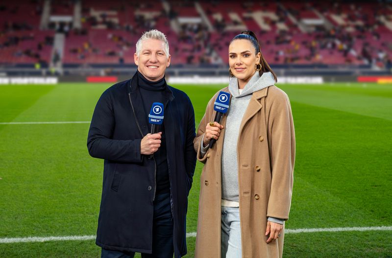 Bastian Schweinsteiger und Esther Sedlaczek berichten für die ARD live aus den Stadien in den USA, Kanada und Mexiko. Sie werden bei allen Spielen, die sie vor Ort begleiten, als Duo am Spielfeldrand agieren.
