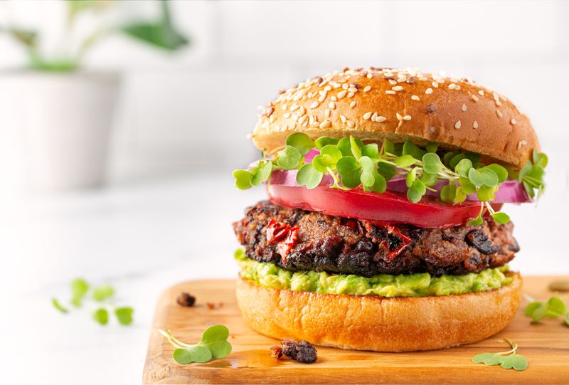 Vegane Hamburger-Pattys sind laut Stiftung Warentest gesünder und stehen Pattys aus Fleisch auch geschmacklich in nichts nach.