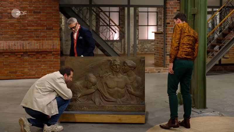 Ein ungewöhnliches Objekt bekam das "Bares für Rares"-Händlerteam mit diesem Relief zu sehen. Das erinnerte zwar an den Friedhof, doch die Begeisterung stieg mit jedem Gebot ...

