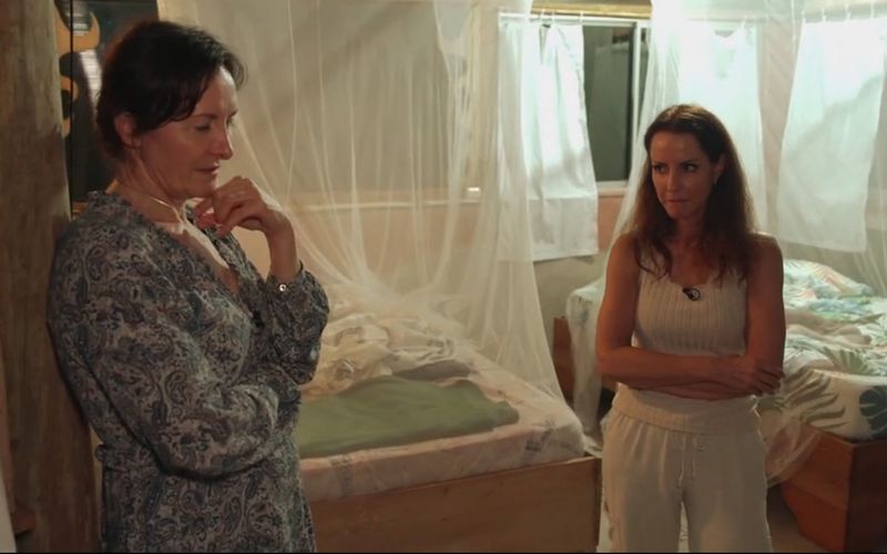 Die beiden Hofdamen Mirian (links) und  Belina sind geschockt über die Unterkunft in Costa Rica.