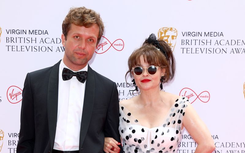 Helena Bonham Carter und Rye Holmboe sind seit 2018 ein glückliches Paar. Die beiden trennt ein Altersunterschied von 22 Jahren. Die Schauspielerin feiert am 26. Mai ihren 60. Geburtstag, demnach ist der Psychoanalytiker und Autor rund 38 Jahre alt.