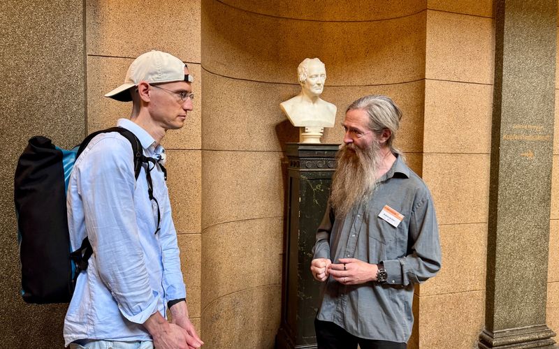 Felix (links) strebt nach Unsterblichkeit. Mit dem Alternsforschungstheoretiker Aubrey de Grey diskutiert er seine Ideen.