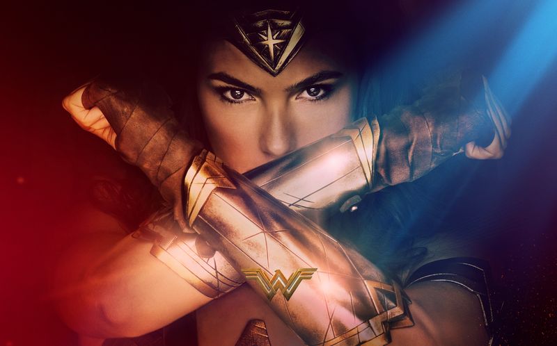 Als Vorlage für die filmische Wonder Woman Diana Prince (Gal Gadot) diente die gleichnamige Figur aus den DC Comics.