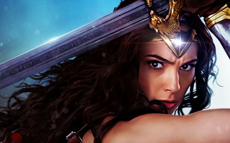 Die Amazone "Wonder Woman" alias Diana Prince (Gal Gadot) greift mit Schwert, Schild und magischen Kräften in den Ersten Weltkrieg ein, um Kriegsgott Ares zu stoppen.