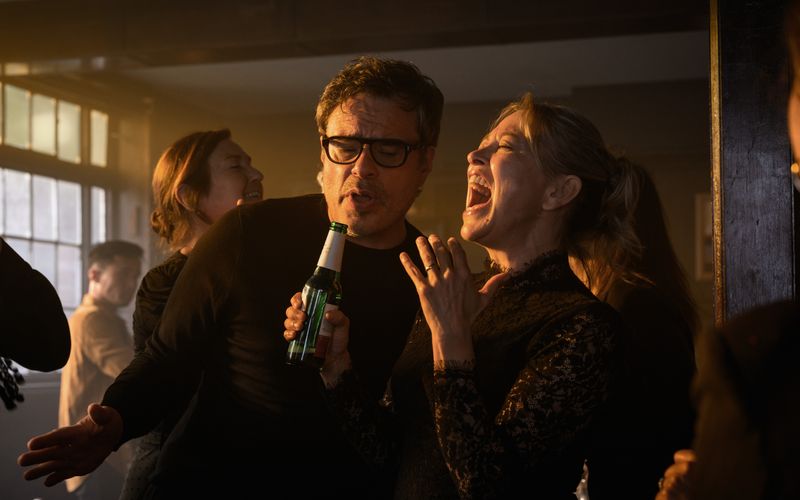 Steve (Jemaine Clement) und Alice (Nicola Walker) sind seit über 30 Jahren beste Freunde. 