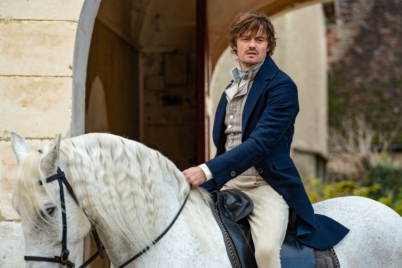 Unterstützung bekommt Barbe-Nicole Clicquot Ponsardin bei ihren Geschäften von Weinhändler Louis Bohne (Sam Riley).