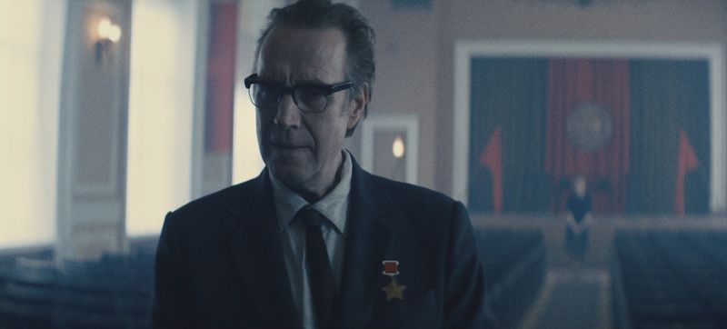 Der Chefkonstrukteur (Rhys Ifans) steht unter der Knute der Partei, die fast schon absurde Vorgaben für das Raumfahrtprogramm macht.