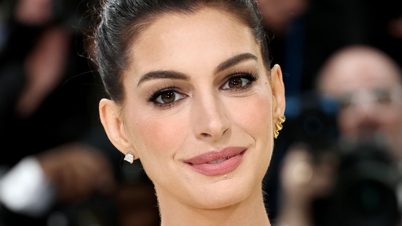 Schauspielerin Anne Hathaway hat im Podcast "Popcast" über eine zurückliegende Erkrankung ihrer Augen gesprochen.