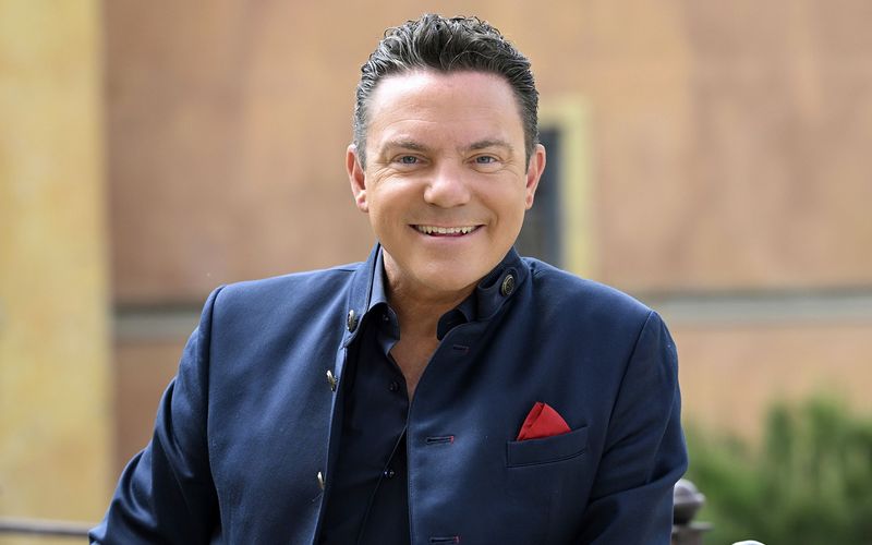 Er geht in seine letzte Saison: Seit 2005 moderiert Stefan Mross bereits "Immer wieder sonntags" in der ARD, nach der neuen Staffel, die am Sonntag, 31. Mai startet, ist allerdings Schluss - aus finanziellen Gründen wird die Show nicht fortgesetzt. Doch Mross muss sich nicht grämen, schließlich gehört als Musiker zu den größten Stars der volkstümlichen Musik, wie eine Expertenjury des rbb 2023 ermittelte ...