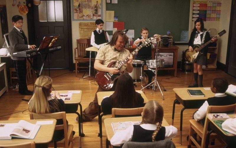 Mit seiner unkonventionellen Art gelingt es Dewey Finn (Jack Black, Mitte), seine Klasse für das Projekt "Rockband" zu gewinnen.