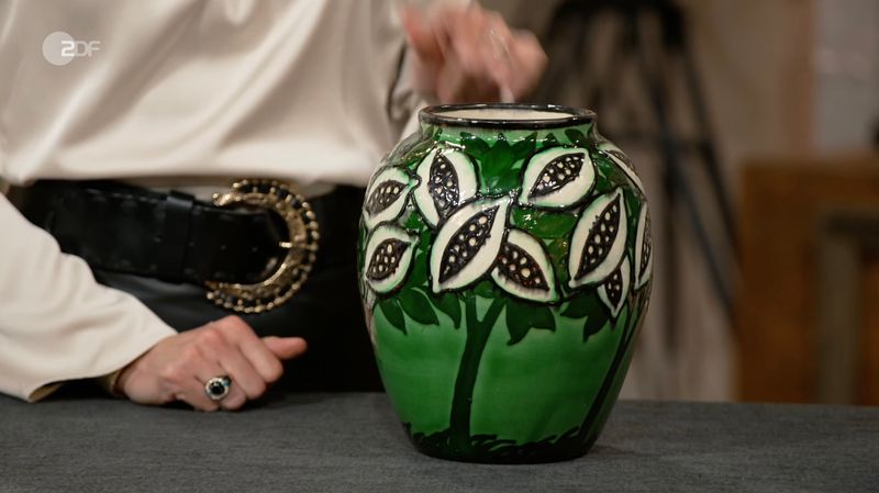 Seit vielen Jahren befand sich die Vase mit auffälligem Kakaobohnen-Dekor im Familienbesitz von Lena aus Hasbergen. "Jetzt hat meine Mutter mir die Keramik geschenkt", erzählte die Verkäuferin. Und auch Bianca Berding war begeistert: "Das war ein super Geschenk", denn die kunstvolle Bemalung erinnerte "ganz, ganz, ganz stark an Max Laeuger".
