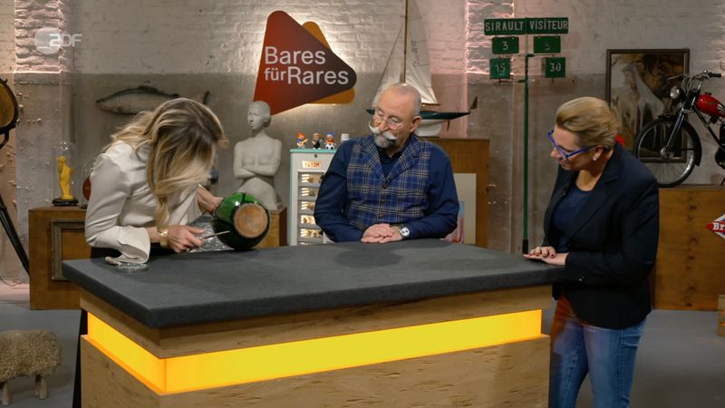 Verkäuferin Lena wurde in der Mittwochsausgabe der ZDF-Trödelshow "Bares für Rares" bei Horst Lichter enttäuscht: "Leider nicht das, was ich hören wollte", erwiderte sie nach der Expertise ihrer Jugendstil-Vase. Denn am Boden fehlte ein bestimmtes Künstlersignet. Einer Händlerin war das anscheinend nicht wichtig. Sie verdoppelte den Wunschpreis.