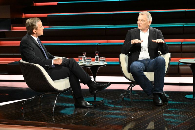 Jan van Aken (rechts) sorgte mit seinem Gedankenspiel rund um den Ukraine-Krieg nicht nur bei Markus Lanz für Unverständnis.
