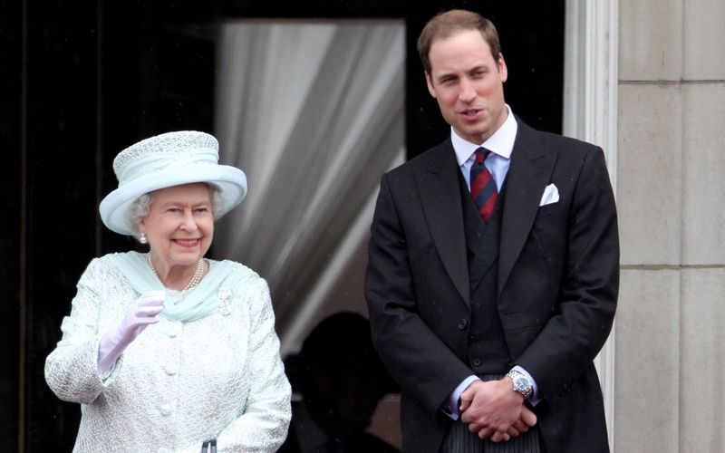 Von Geburt an designierter König: Prinz William führte von Geburt an ein außergewöhnliches Leben. Aber selten ein ruhiges - was seine Großmutter, Queen Elizabeth, besorgte.