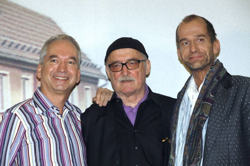 Sie bekommen einen Orden verliehen (von links): Schauspieler Klaus Vincon, Produzent Hans W. Geißendörfer und Schauspieler Georg Uecker.