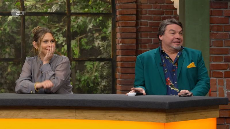 "Huch!", rief "Bares für Rares"-Händler Daniel Meyer (rechts) erschrocken aus, als er die Rarität entdeckte. So etwas wurde bisher in der Trödel-Show auch noch nicht zum Kauf angeboten ...
