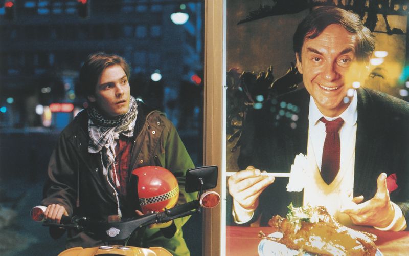 Im Spielfilm "Good Bye, Lenin!" verkörpert Daniel Brühl (links) den jungen Alex Kerner, dessen Mutter während der Wende im Koma liegt und nach dem Mauerfall wieder aufwacht. Um ihr den Tod durch eine Herzattacke zu ersparen, inszeniert Alex die DDR in der Wohnung.