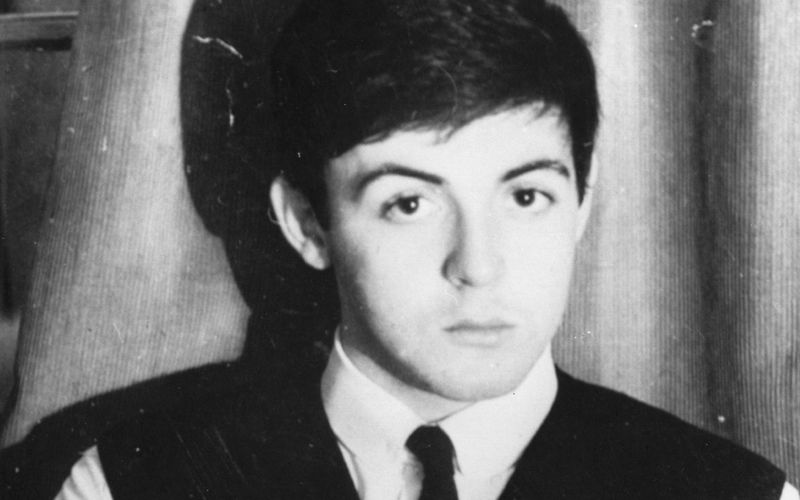 Bassist und Sänger der wahrscheinlich einflussreichsten Band aller Zeiten, einer der besten Songwriter der Popmusik-Geschichte, einer der populärsten Musiker des 20. Jahrhunderts: Paul McCartneys Leben und Werk ist natürlich untrennbar mit den Beatles verbunden, deren Geschichte schon oft erzählt worden ist. Doch es gab auch den Familienmenschen, den Ehemann und den Solo-Künstler McCartney. Zur Veröffentlichung seines neuen Albums, auf dem er auch auf seine Kindheit und Jugend zurückblickt, werfen wir einen Blick ins private Fotoalbum des Popgenies. 