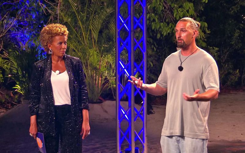 Da staunte sogar Moderatorin Arabella Kiesbauer: Sandy empfahl den Allstars zum Abschied: "Wenn die Seele und der Kopf nicht mehr ganz funktioniert - war bei mir auch mal so - sollte man nen Therapeuten aufsuchen."