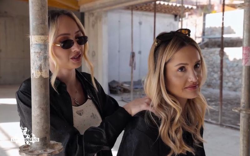Shania und Davina Geiss bekommen sich beim Besuch auf dem Rohbau in die Haare.
