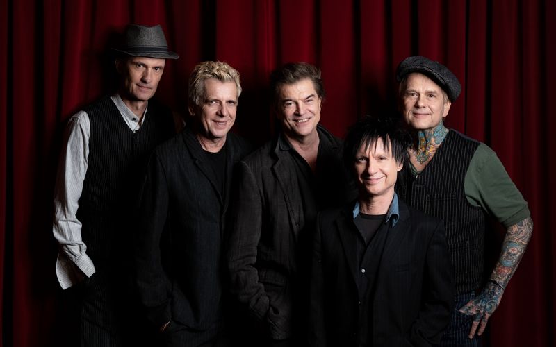 Die Toten Hosen veröffentlichen ihr letztes reguläres Studioalbum "Trink aus, wir müssen gehen!". Ergänzt wird es durch das umfangreiche Bonusalbum "Alles muss raus!", auf dem die Hosen gemeinsam mit zahlreichen Künstlerinnen und Künstlern 25 Songs aufgenommen haben, die ihnen viel bedeuten.