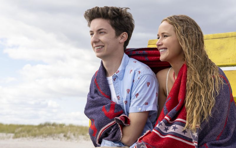 Maddie (Jennifer Lawrence) lässt nichts unversucht, um Percy (Andrew Barth Feldman) zu verführen.