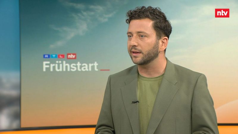 Grünen-Chef Felix Banaszak (Bild) hat im "ntv Frühstart" scharfe Kritik an Bundeskanzler Friedrich Merz geübt.