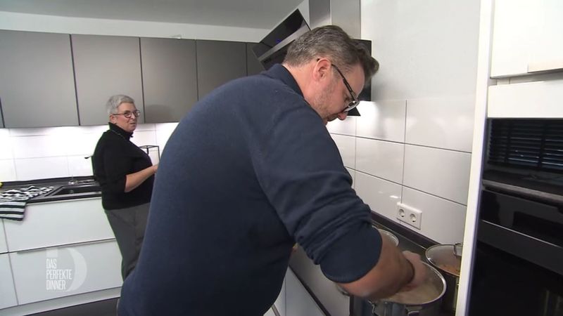 Tim wird von seiner Mutter bei den Vorbereitungen unterstützt.